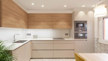 Cocina grande en L con zona de comedor