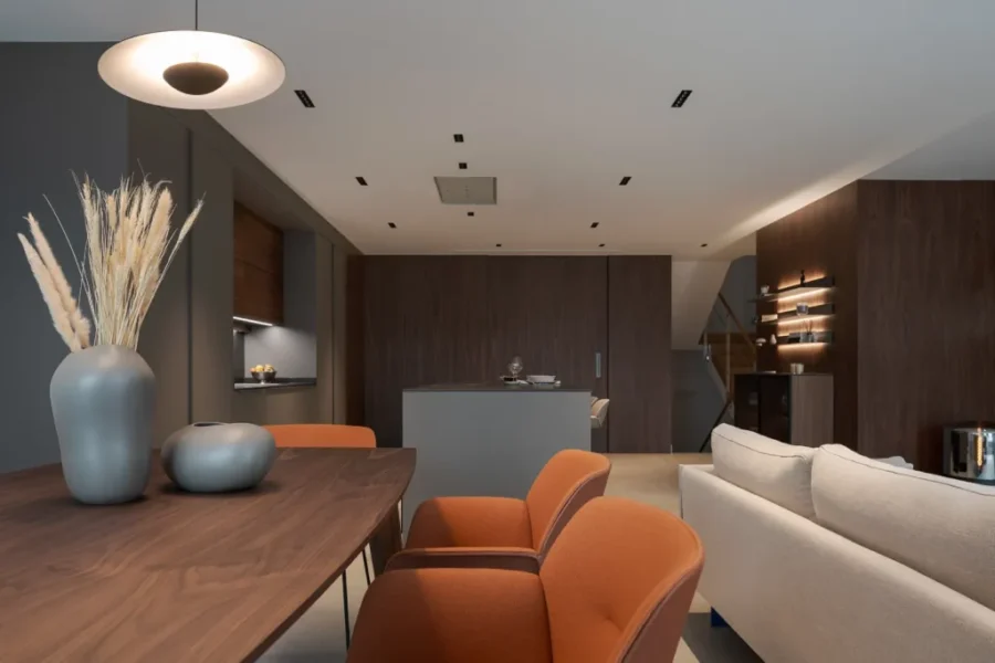 Cocina abierta al salón en gris visón y nogal