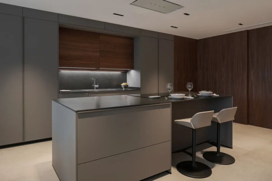 Cocina abierta al salón en gris visón y nogal Cocina abierta al salón en gris visón y nogal