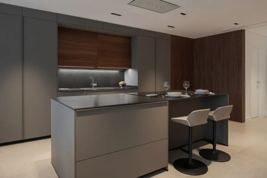 Cocina abierta al salón en gris visón y nogal Cocina abierta al salón en gris visón y nogal