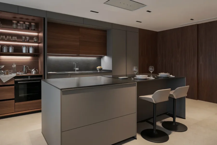 Cocina abierta al salón en gris visón y nogal