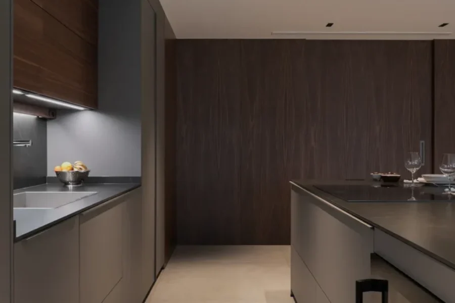 Cocina abierta al salón en gris visón y nogal Cocina abierta al salón en gris visón y nogal