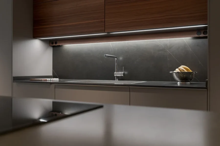 Cocina abierta al salón en gris visón y nogal Cocina abierta al salón en gris visón y nogal