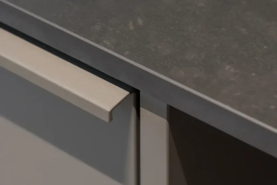 Cocina abierta al salón en gris visón y nogal