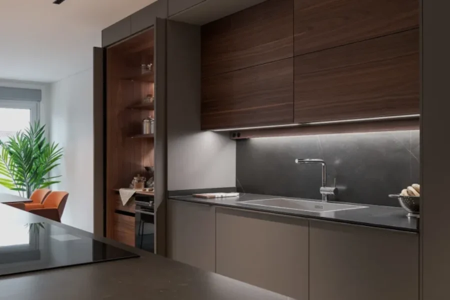 Cocina abierta al salón en gris visón y nogal