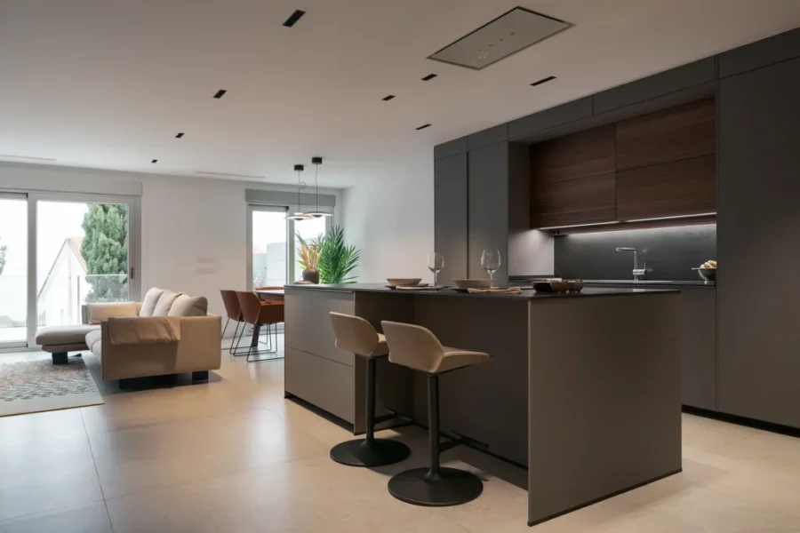 Cocina abierta al salón en gris visón y nogal Cocina abierta al salón en gris visón y nogal