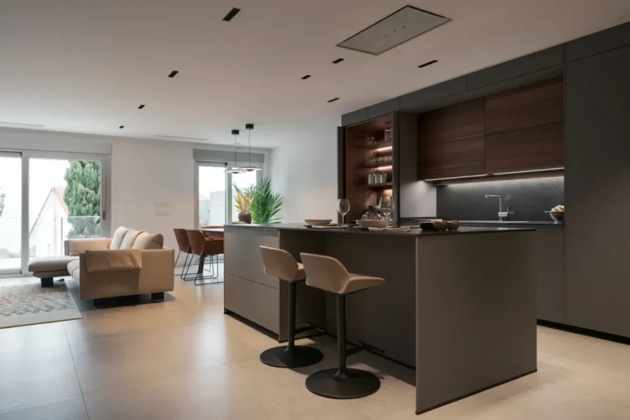 Cocina abierta al salón en gris visón y nogal