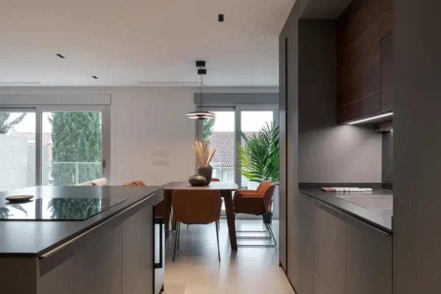 Cocina abierta al salón en gris visón y nogal Cocina abierta al salón en gris visón y nogal