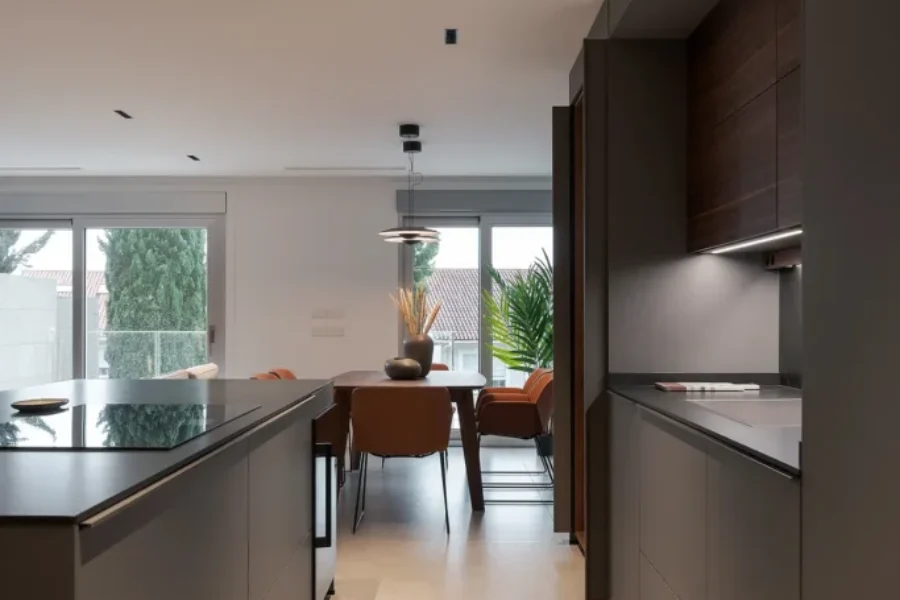 Cocina abierta al salón en gris visón y nogal