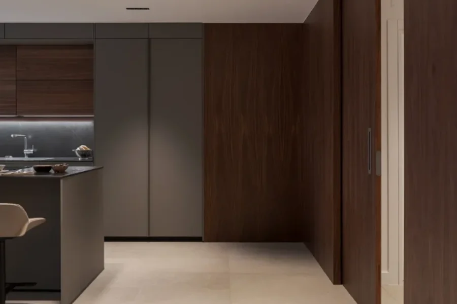 Cocina abierta al salón en gris visón y nogal
