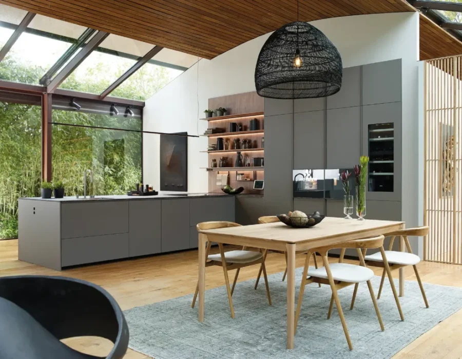 Cocina gris abierta con península y estantería