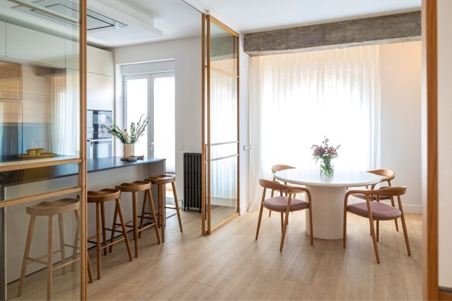 Cocina cashmere y roble en Casa Miel